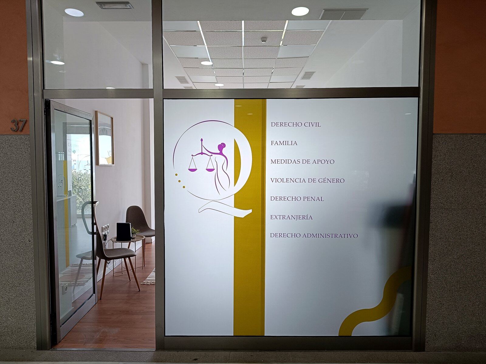Entrada del despacho AEQUA LEGAL, oficina 37 del Centro Plaza, Chiclana